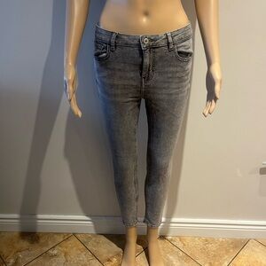 Gray Skinny Jeans with Slim Fit and Mid-Rise Waist
